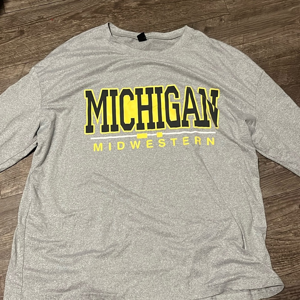 Cute big comfy t to wear around and cute with leggings